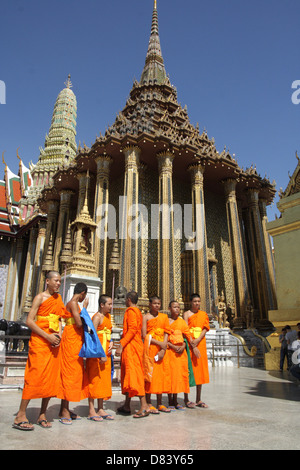 Groupe de moines bouddhistes thaïlandais de prendre une photographie à l'intérieur du temple du Grand Palais à Bangkok, Thaïlande Banque D'Images