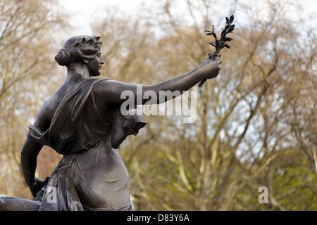La statue en bronze de la paix au Victoria Memorial de Londres, créé par Sir Thomas Brock. Le palais de Buckingham, Royaume-Uni Banque D'Images