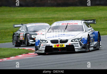 Brands Hatch, UK. Le 18 mai 2013. Dirk Werner (GER) conduisant l'équipe BMW Schnitzer BMW M3 DTM suivie par Timo Scheider (GER) conduisant le Audi Sport Team Abt Audi RS 5 DTM DTM durant la tournée allemande de qualification Championnat de voitures de Brands Hatch. Credit : Action Plus de Sports / Alamy Live News Banque D'Images