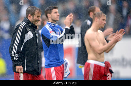 Fußball Bundesliga 34. Spieltag : Hambourg SV - Bayer 04 Leverkusen am 18.05.2013 in der Imtech-Arena à Hambourg. Hambourg, Rafael van der Vaart läuft nach dem Spiel durch den Regen. Foto : Axel Heimken/dpa (Achtung : Hinweis zur Bildnutzung ! Die DFL erlaubt die von Weiterverwertung 15 maximale - Photos (1 Sequenzbilder videoähnlichen Fotostrecken und keine) während des Spiels (einschließlich Halbzeit) aus dem Stadion und/oder vom Spiel Im Internet und dans Online-Medien. Uneingeschränkt gestattet ist die Weiterleitung digitalisierter Aufnahmen bereits während des Spiels ausschließlich zur internen Banque D'Images