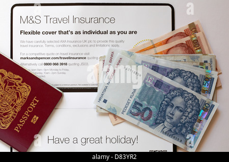 Passez de bonnes vacances - M&S Billet d'avion, passeport et les devises étrangères pour les vacances en Croatie Banque D'Images