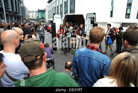 Le groupe de rock Demob heureux jouer à une foule de l'arrière de leur van dans le cadre de la Grande Évasion Music Festival Brighton UK Banque D'Images