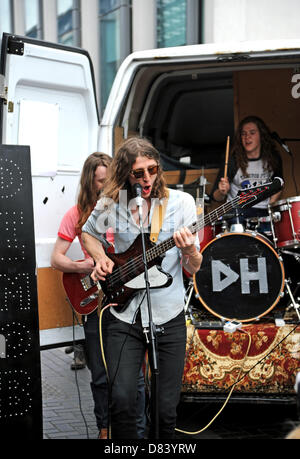 Le groupe de rock Demob heureux jouer à une foule de l'arrière de leur van dans le cadre de la Grande Évasion Music Festival Brighton UK Banque D'Images