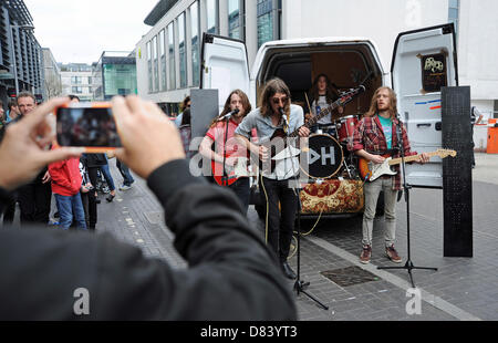 Le groupe de rock Demob heureux jouer à une foule de l'arrière de leur van dans le cadre de la Grande Évasion Music Festival Brighton UK Banque D'Images