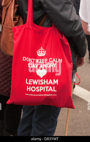 Londres, Royaume-Uni. Le 18 mai 2013. Des résidents de London, le personnel médical, les syndicats et les militants de la santé protester contre la fermeture de la maternité et accident et unités d'urgence, la perte de lits d'hôpital et de la menace de privatisation dans les hôpitaux de Londres. Credit : Patricia Phillips / Alamy Live News Banque D'Images