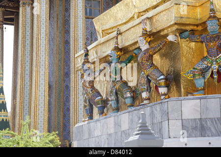 Les tuteurs démon entouré la pagode d'or au grand palace temple , Bangkok , Thaïlande Banque D'Images