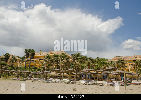 Plage de Rio Real, Playa del pinillo, propriétés de luxe plage et restaurant Trocadero Playa, près de Marbella. Costa del Sol, Espagne. Banque D'Images