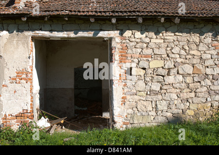 Vieux bâtiment en ruine. Fenêtre et porte de la vieille maison Banque D'Images