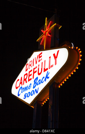 La célèbre Quitter Las Vegas sign at night Banque D'Images