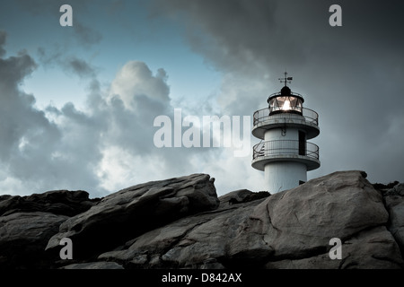 Phare de travail au nord de l'Espagne dans le mauvais temps. Plan horizontal Banque D'Images