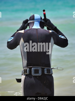 Plongeur mâle avec harpon Banque D'Images