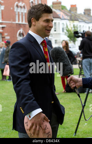 London UK. 18 mai, 2013. Les Lions britanniques squad Ben Youngs membre faire une apparition au Pink Lion pub lors du lancement de la nouvelle collection pour la tournée en Australie Des Lions 2013 Credit : Amer Ghazzal/Alamy Live News Banque D'Images