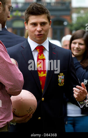 London UK. 18 mai, 2013. Les Lions britanniques membre squad Ben Youngs prendre une apparence invité au Pink Lion pub lors du lancement de la nouvelle collection pour la tournée en Australie Des Lions 2013 Credit : Amer Ghazzal/Alamy Live News Banque D'Images