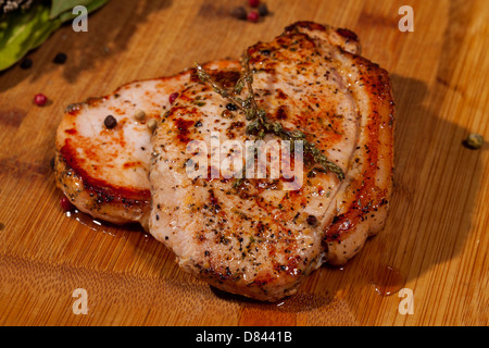 Le steak grillé sur planche à découper en bois Banque D'Images