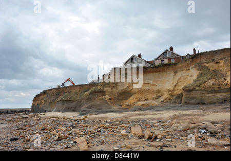 Maisons sur le bord des falaises d'être démoli pour des raisons de sécurité à Happisburgh, Norfolk. Banque D'Images