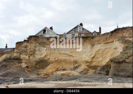 Deux maisons sur les falaises à Happisburgh à Norfolk un niveau élevé d'érosion le long de la côte est. Banque D'Images