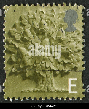 UK - circa 2001 : timbre imprimé au Royaume-Uni montre l'image de l'arbre de chêne, vers 2001. Banque D'Images