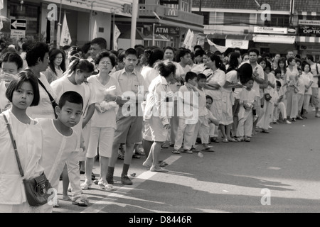 PHUKET, Thaïlande 2 Octobre 2011 : Les badauds regarder street procession annuelle pendant le Festival Végétarien de Phuket Banque D'Images