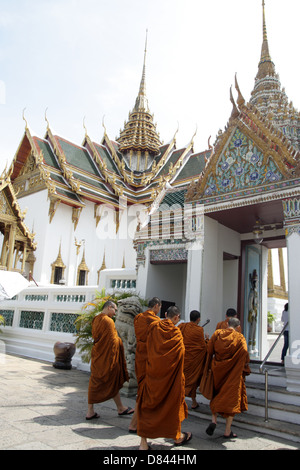 Groupe de moines bouddhistes thaïlandais à l'intérieur du Grand Palais temple à Bangkok , Thaïlande. Banque D'Images