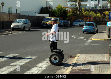 Un segway sur un passage pour piétons à Playa Blanca, Lanzarote. Banque D'Images