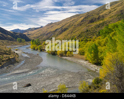 Vue d'automne à la recherche en amont sur la rivière Shotover et Skippers Canyon, près de Queenstown, Otago, Nouvelle-Zélande. Banque D'Images