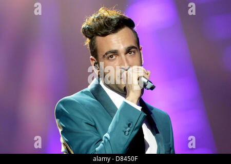 Singer Marco Mengoni représentant l'Italie d'effectuer au cours de la Grande Finale du Concours Eurovision de la chanson en 2013 à Malmö (Suède), 18 mai 2013. L'événement annuel est suivi par des millions de téléspectateurs qui prennent part au vote. Photo : Joerg Carstensen/dpa Banque D'Images