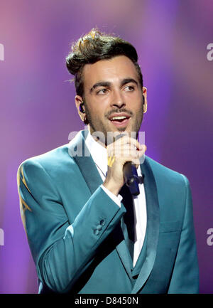 Singer Marco Mengoni représentant l'Italie d'effectuer au cours de la Grande Finale du Concours Eurovision de la chanson en 2013 à Malmö (Suède), 18 mai 2013. L'événement annuel est suivi par des millions de téléspectateurs qui prennent part au vote. Photo : Joerg Carstensen/dpa Banque D'Images