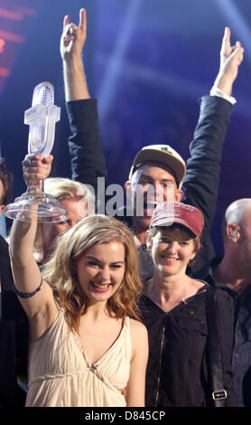 Singer Emmelie de Forest représentant le Danemark célèbre après avoir remporté la Grande Finale de l'Eurovision 2013 à Malmö (Suède), 18 mai 2013. L'événement annuel est suivi par des millions de téléspectateurs qui prennent part au vote. Photo : Joerg Carstensen/dpa Banque D'Images