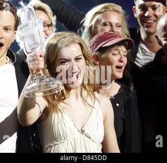 Singer Emmelie de Forest représentant le Danemark célèbre après avoir remporté la Grande Finale de l'Eurovision 2013 à Malmö (Suède), 18 mai 2013. L'événement annuel est suivi par des millions de téléspectateurs qui prennent part au vote. Photo : Joerg Carstensen/dpa Banque D'Images