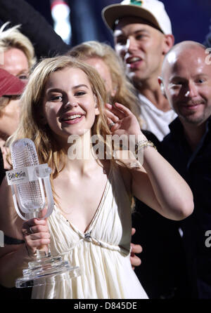 Singer Emmelie de Forest représentant le Danemark célèbre après avoir remporté la Grande Finale de l'Eurovision 2013 à Malmö (Suède), 18 mai 2013. L'événement annuel est suivi par des millions de téléspectateurs qui prennent part au vote. Photo : Joerg Carstensen/dpa Banque D'Images