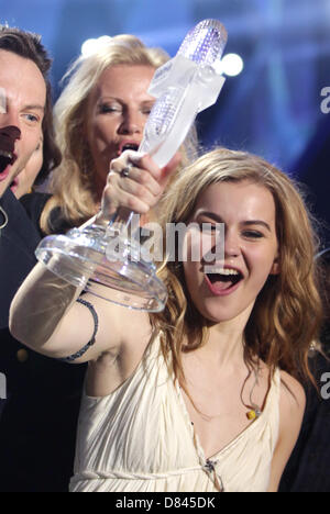 Singer Emmelie de Forest représentant le Danemark célèbre après avoir remporté la Grande Finale de l'Eurovision 2013 à Malmö (Suède), 18 mai 2013. L'événement annuel est suivi par des millions de téléspectateurs qui prennent part au vote. Photo : Joerg Carstensen/dpa Banque D'Images