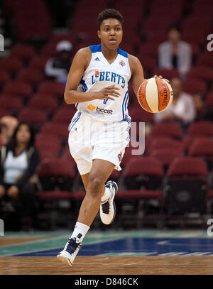 18 mai 2013 - Newark, New Jersey, États-Unis - Liberty's guard Kamiko Williams # 4 apporte la balle vers le bas dans le premier semestre au cours de l'action à la WNBA Prudential Center de Newark, NJ. NY New York Liberty défait les Connecticut Sun 78-67. Banque D'Images