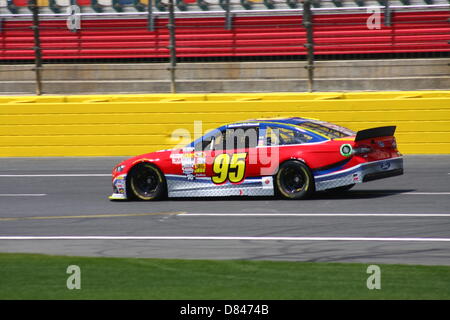 Charlotte, USA. 17 mai, 2013. Michael McDowell passe la tribune au cours de la pratique pour le sprint final Showdown at Charlotte Motor Speedway le 17 mai 2013. Photo : Alamy Live News Banque D'Images