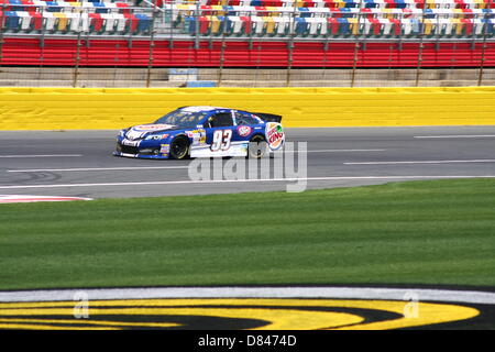 Charlotte, USA. 17 mai, 2013. Travis Kvapil passe la tribune au cours de la pratique pour le sprint final Showdown at Charlotte Motor Speedway le 17 mai 2013. Photo : Alamy Live News Banque D'Images