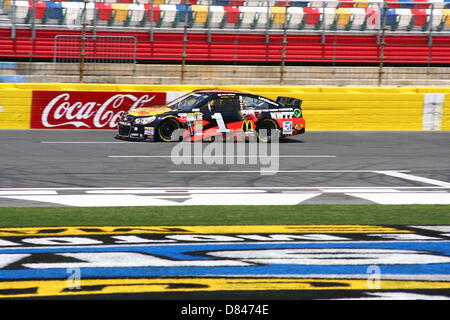 Charlotte, USA. 17 mai, 2013. Jamie McMurray passe la tribune au cours de la pratique pour le sprint final Showdown at Charlotte Motor Speedway le 17 mai 2013. Photo : Alamy Live News Banque D'Images