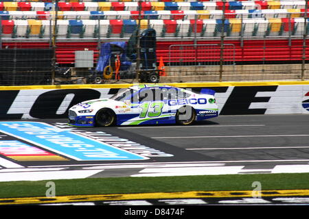 Charlotte, USA. 17 mai, 2013. Casey Mears passe la tribune au cours de la pratique pour le sprint final Showdown at Charlotte Motor Speedway le 17 mai 2013. Photo : Alamy Live News Banque D'Images