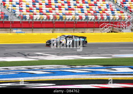 Charlotte, USA. 17 mai, 2013. Joe Nemechek passe la tribune au cours de la pratique pour le sprint final Showdown at Charlotte Motor Speedway le 17 mai 2013. Photo : Alamy Live News Banque D'Images