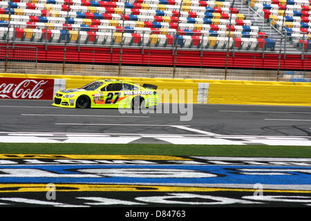 Charlotte, USA. 17 mai, 2013. Paul Menard passe la tribune au cours de la pratique pour le sprint final Showdown at Charlotte Motor Speedway le 17 mai 2013. Photo : Alamy Live News Banque D'Images