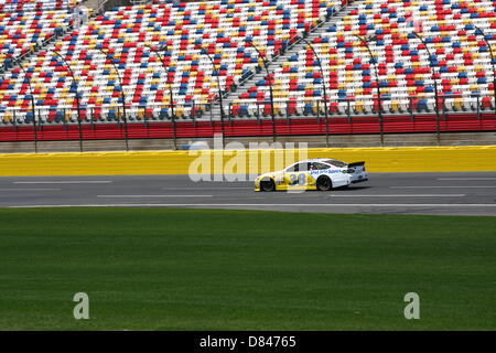 Charlotte, USA. 17 mai, 2013. David Gilliland passe la tribune au cours de la pratique pour le sprint final Showdown at Charlotte Motor Speedway le 17 mai 2013. Photo : Alamy Live News Banque D'Images