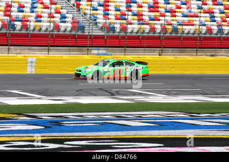 Charlotte, USA. 17 mai, 2013. Danica Patrick passe la tribune au cours de la pratique pour le sprint final Showdown at Charlotte Motor Speedway le 17 mai 2013. Photo : Alamy Live News Banque D'Images