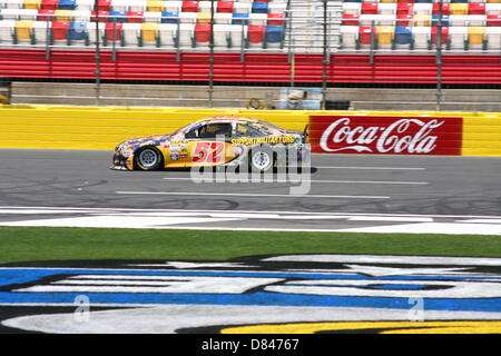 Charlotte, USA. 17 mai, 2013. Bryan Keselowski passe la tribune au cours de la pratique pour le sprint final Showdown at Charlotte Motor Speedway le 17 mai 2013. Photo : Alamy Live News Banque D'Images