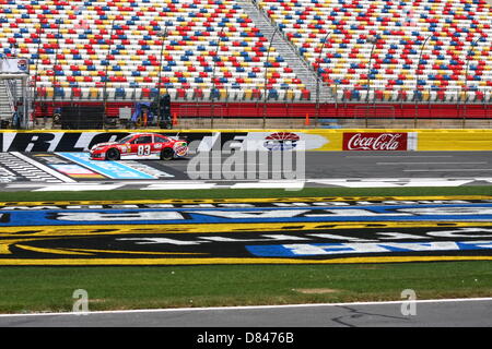 Charlotte, USA. 17 mai, 2013. David Reutimann passe la tribune au cours de la pratique pour le sprint final Showdown at Charlotte Motor Speedway le 17 mai 2013. Photo : Alamy Live News Banque D'Images