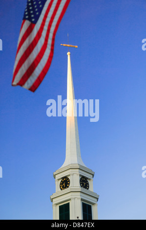 Communauté Stowe clocher de l'Église avec le drapeau américain, Stowe, Vermont, Etats-Unis Banque D'Images