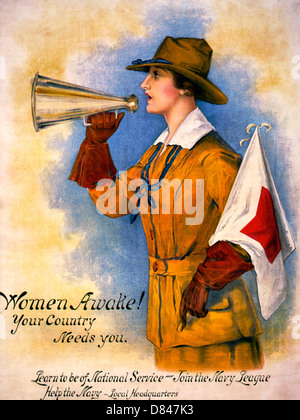 Les femmes éveillés ! Votre pays a besoin de vous - femme en uniforme pointing et drapeau. L'affiche 1916 Banque D'Images