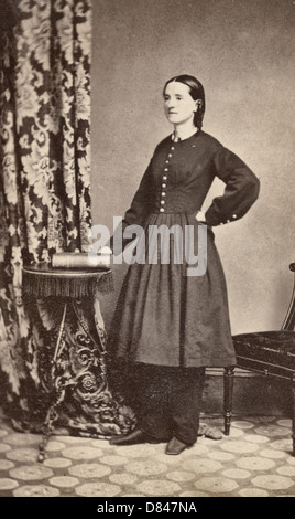 Chirurgien de guerre civile Mary E. Walker dans un long portrait, face vers la gauche, main posée sur un livre, vers 1865 Banque D'Images