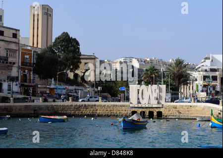 Bateau de pêche à la baie de Spinola à St Julian's, Malte Banque D'Images
