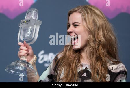 Singer Emmelie de Forest représentant le Danemark célèbre après avoir remporté la Grande Finale de l'Eurovision 2013 à Malmö (Suède), 18 mai 2013. L'événement annuel est suivi par des millions de téléspectateurs qui prennent part au vote. Photo : Joerg Carstensen/dpa Banque D'Images