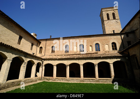 Italie, Ombrie, Montefalco, église de Sant'Agostino, cloître Banque D'Images