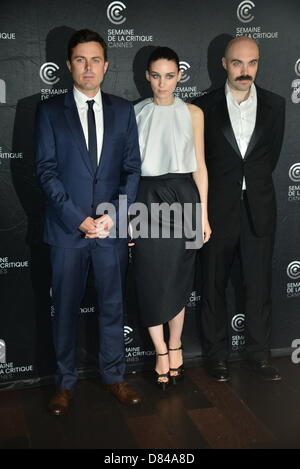 Cannes, France. 18 mai, 2013. Casey Affleck, Rooney Mara, David Lowery participant à la Photocall 'Ain't-les corps Saints' au 66 Festival du Film de Cannes, France, au 18 mai 2013 Credit : dpa/Alamy Live News Banque D'Images