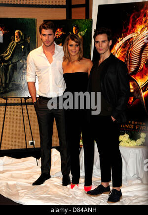 Cannes, France. 18 mai, 2013. Liam Hemsworth : Jennifer Lawrence : Sam Claflin à un Photocall pour The Hunger Games : Catching Fire au Festival de Cannes Crédit : Peter Phillips/Alamy Live News Banque D'Images